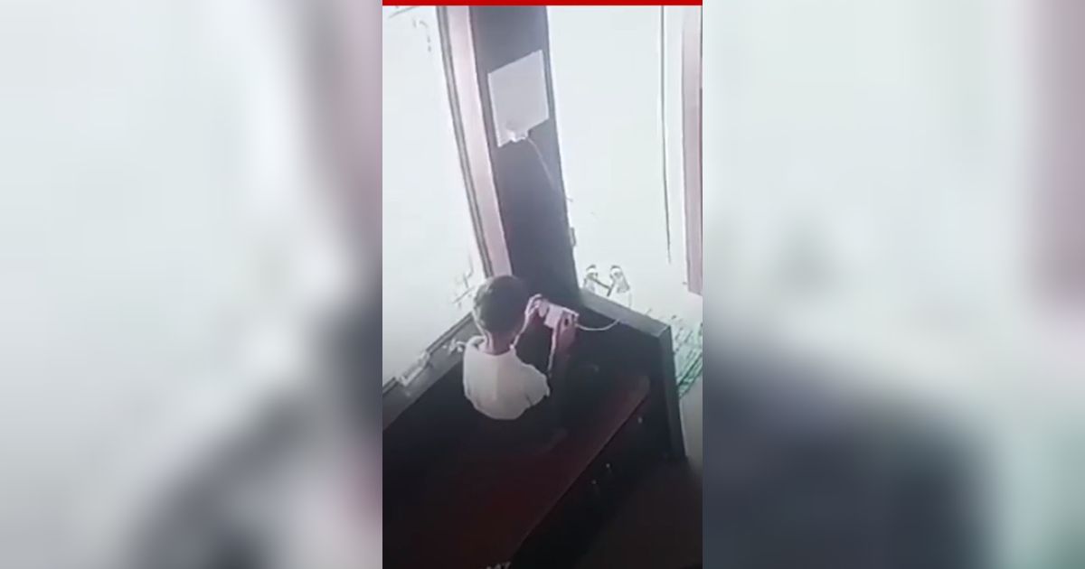 Detik-Detik Macan Tutul Masuk Rumah, Aksi Tenang Bocah Selamatkan Diri Jadi Sorotan