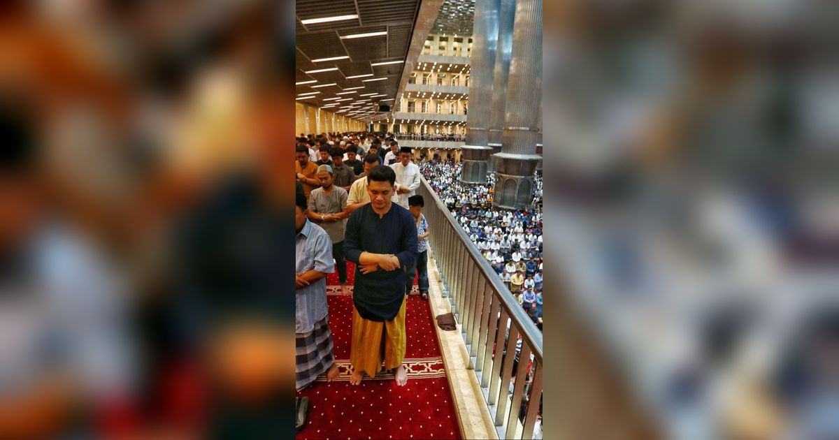 FOTO: Melihat Suasana Salat Tarawih Pertama Bulan Suci Ramadan 1445 H di Masjid Istiqlal, Jemaah dari Luar Jakarta Penuhi Shaf