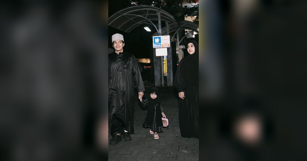 Penampilan Atta Halilintar dan Aurel di Tarawih Hari Pertama, Ngajak Ameena Lucu Banget Gayanya