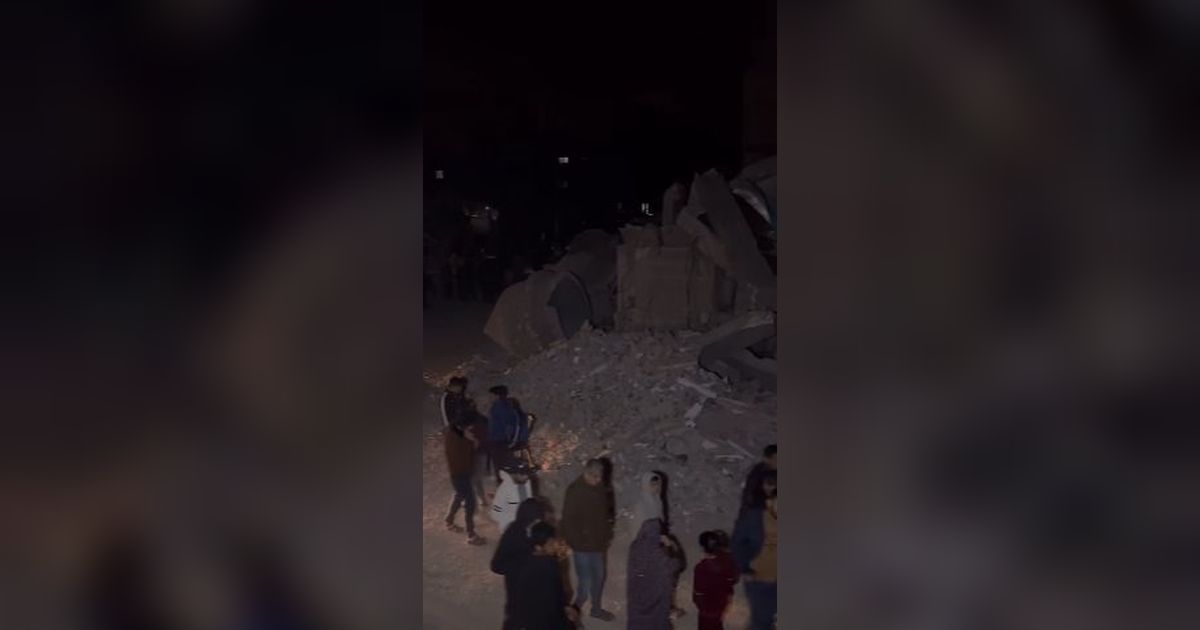 Dalam Gelap, Momen Warga Palestina Tetap Salat Tarawih di Reruntuhan Masjid yang Hancur