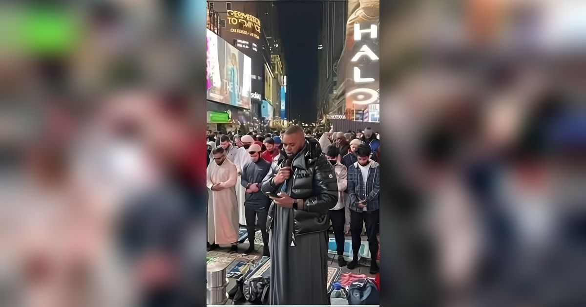 Potret Ratusan Muslim New York Gelar Sholat Tarawih di Times Square, Tetap Khusyuk di Tengah Suhu 4 Derajat Celcius