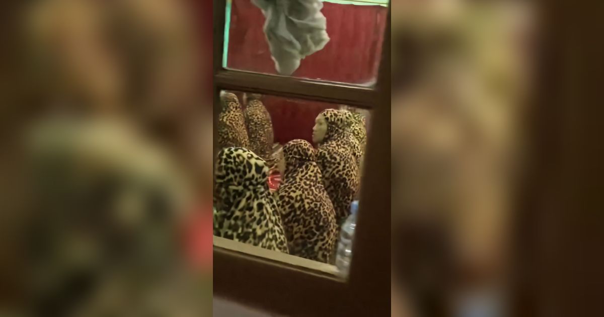 Cuma Ada di Indonesia Jemaah Tarawih Pakai Mukena Motif Macan Tutul, Netizen: 'Malaikat Auto Kaget'
