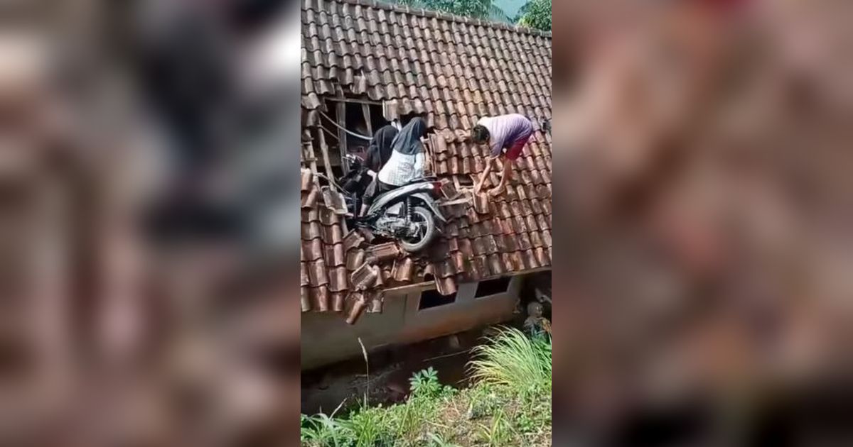 Agak Lain! Dua Cewek Naik Motor Nyangkut di Genteng Rumah Warga