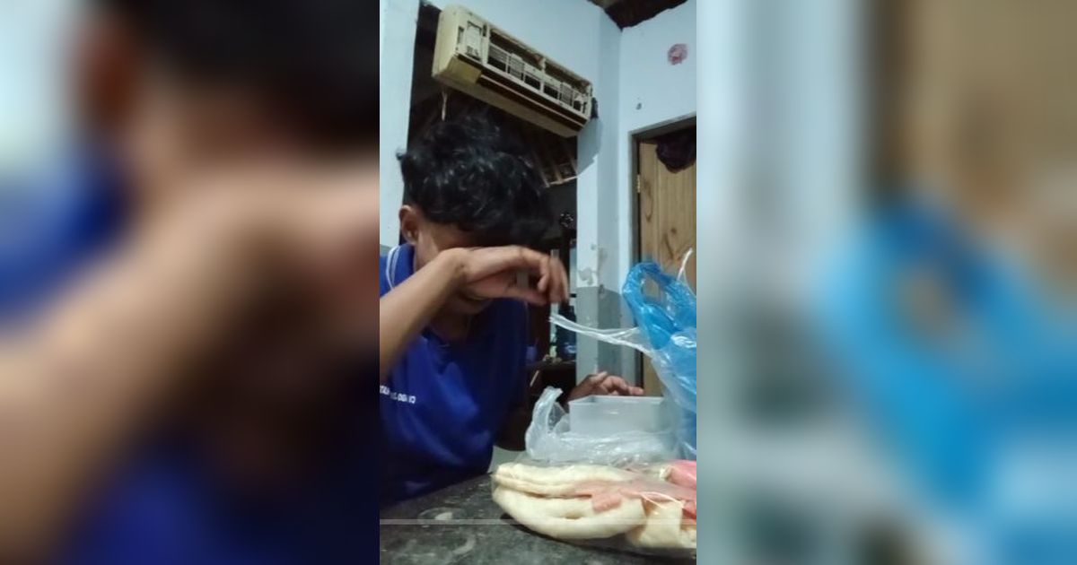 Bikin Sedih, Pria Rela Santap Makanan Basi Pemberian Ibunya Sambil Menangis Haru