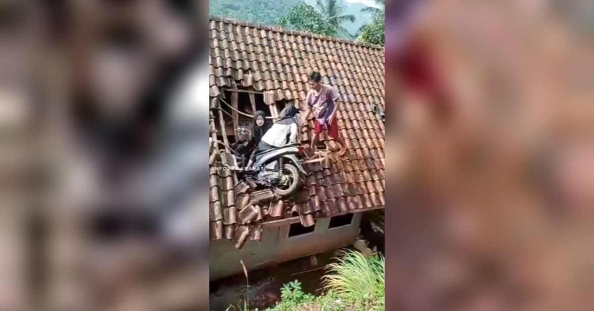 Ini Cerita di Balik Video Viral 2 Perempuan Kendarai Motor ‘Nyasar’ ke Atap Rumah Warga