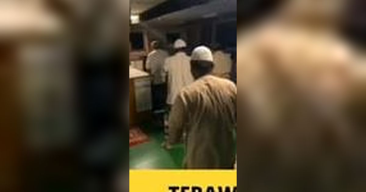 Salat Tarawih Bersajadah Samudera