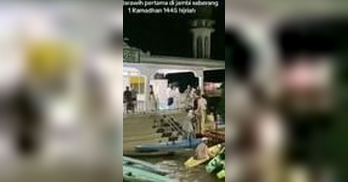 Bukan Motor atau Mobil, Warga Jambi Naik Kapal Berangkat Salat Tarawih