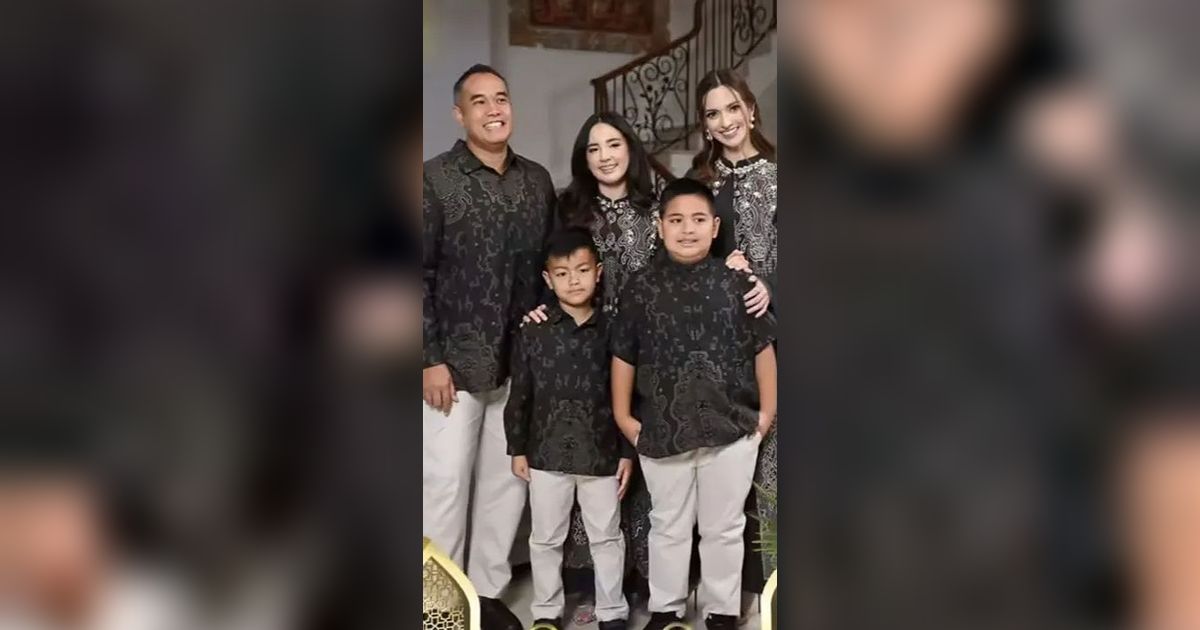 Potret Nia Ramadhani Bocorkan Baju Lebaran Sarimbit yang Bakal Dipakai Bersama Keluarga