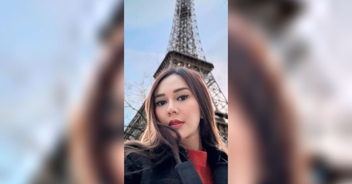 Dipuji Secantik Barbie, Potret Aura Kasih Tampil Modis & Stunning saat Liburan di Paris Jadi Sorotan