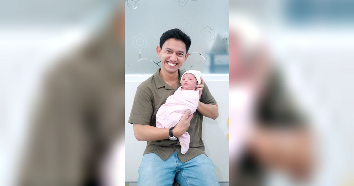 Kini jadi Ayah, ini Potret Bahagia Belva Devara CEO Ruangguru Gendong Anak Pertama