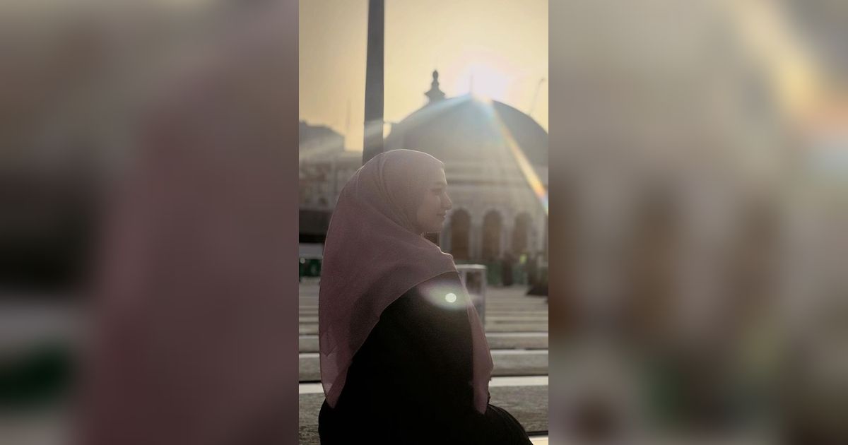 10 Potret Terbaru Nadzira Shafa Istri Mendiang Ameer, Lakukan Aksi Mulia di Tanah Suci