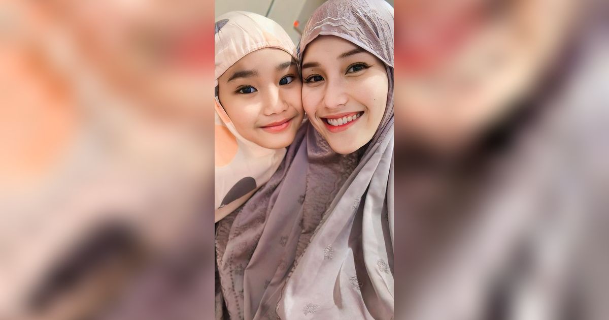 Potret Ayu Ting Ting Tarawih Pertama Bareng Calon Mertua, Tak Canggung Sandaran di Bahu