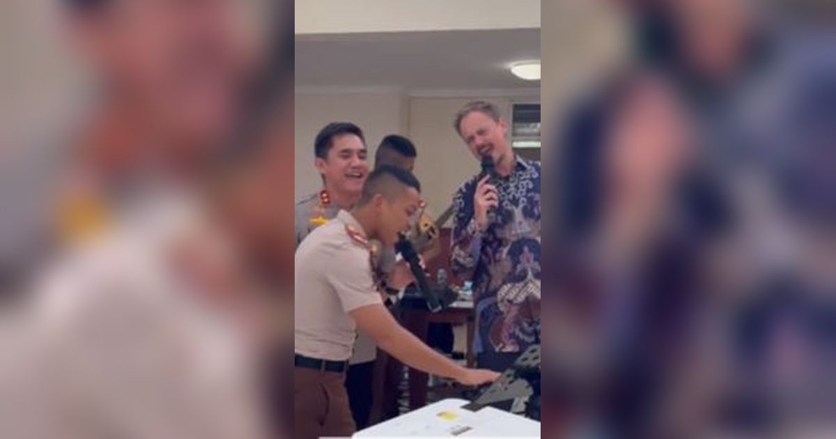 Jenderal Bintang Dua Polri Asyik Nyanyi Bareng Bule & Taruna, Suaranya Ramai jadi Perbincangan