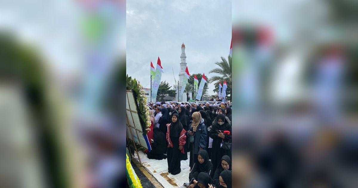 Potret Jemaah Padati Prosesi Pemakaman Habib Hasan Bin Ja’far Assegaf