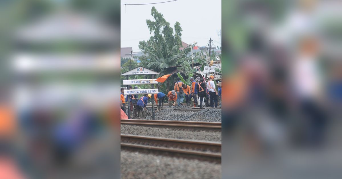 FOTO: Intip Sibuknya Petugas Cek dan Rawat Rel Kereta Api Jelang Mudik Lebaran