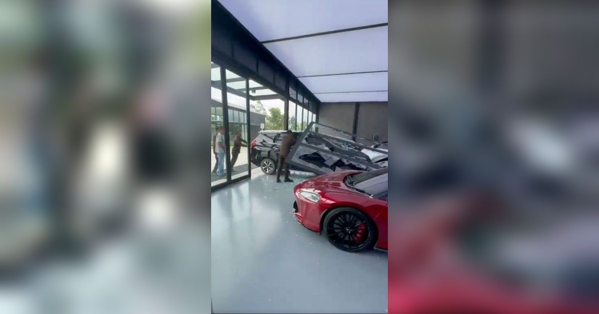 Ini Lokasi Showroom Mewah, Xpander Nyelonong Tabrak Mobil Porsche GT3 hingga Ringsek