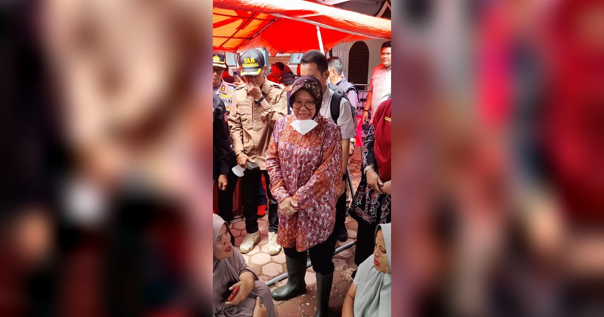 Saat Mensos Risma Bercengkrama & Beri Santunan ke Korban Banjir dan Longsor di Pesisir Selatan