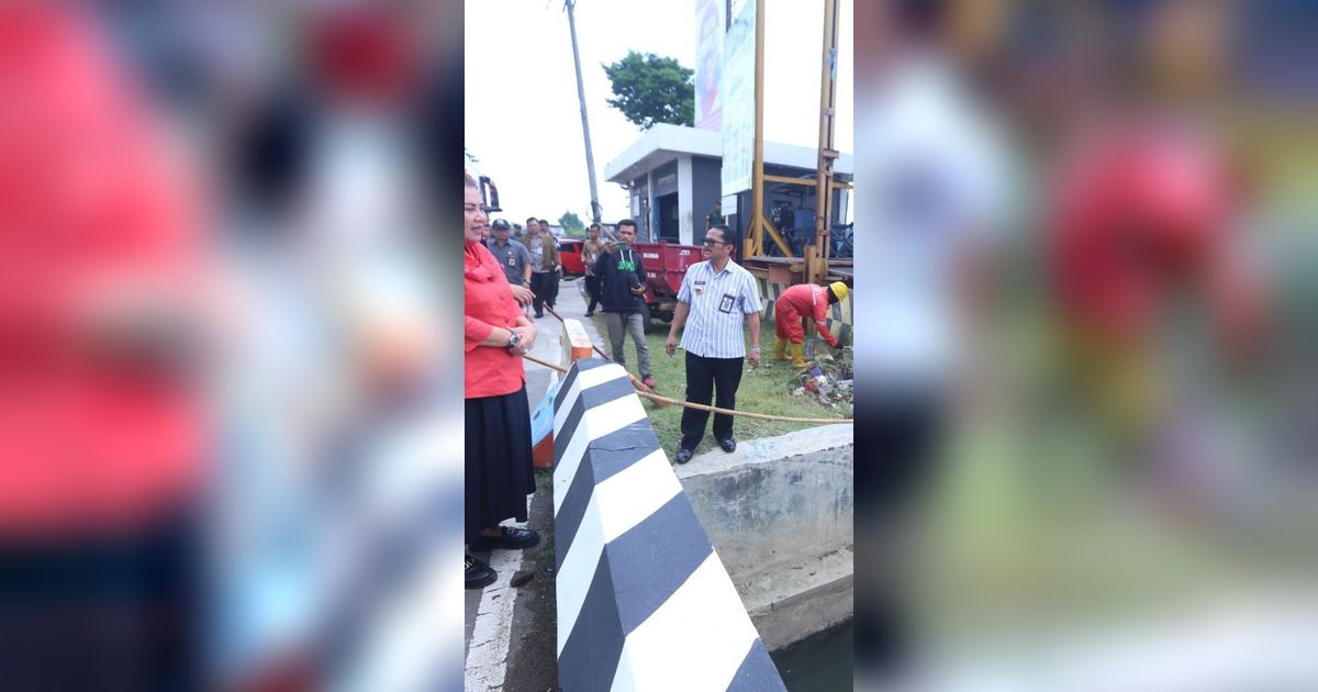 Tinjau Banjir di Semarang Utara, Wali Kota Ita Ikut Bantu Evakuasi Warga