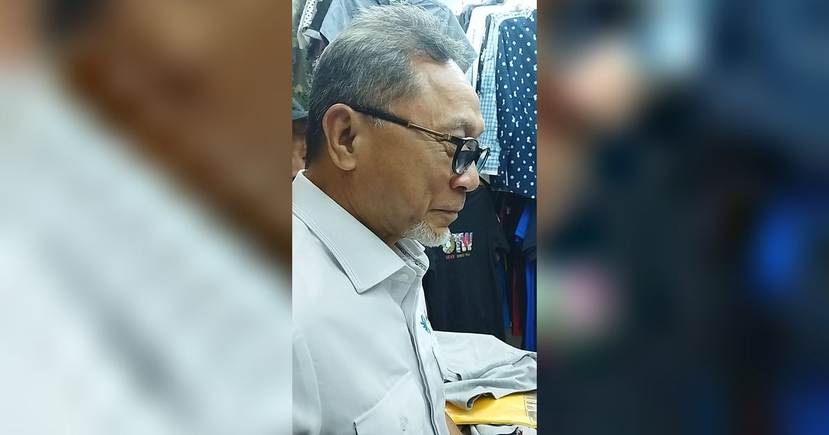 Cerita Mendag Zulhas Belanja di Pasar Tanah Abang dan Kaget Harga Baju Mahal-Mahal, Baju Kaos Grosir Saja Rp100.000