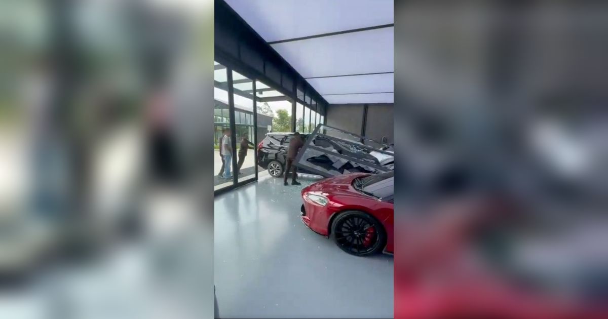 Kronologi Pengemudi Xpander Mabuk Tabrak Mobil Porsche GT di Showroom Mewah Kawasan PIK 2