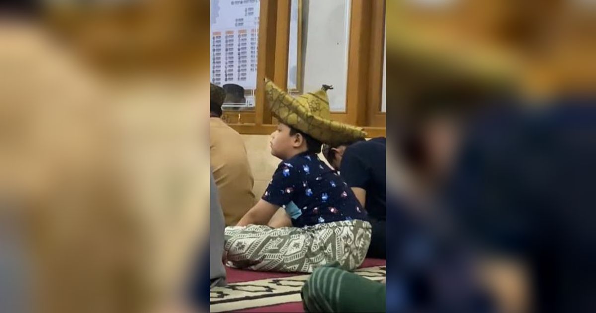 Pantas Betah Ramadan di Indonesia, Usai Mukena Macan Tutul, Kini Ada Bocah Pakai Peci Berbentuk Perahu