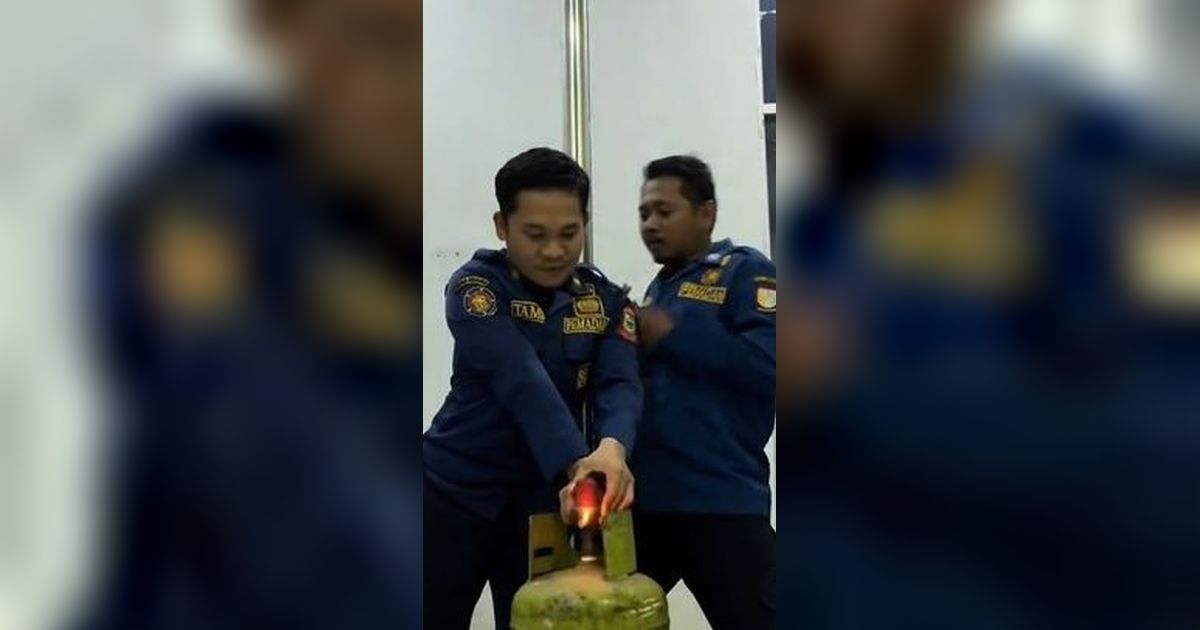 Bikin Ngakak, Petugas Damkar Ini Bagikan Video Edukasi Cara Mengatasi Tabung yang Terbakar dengan Unik