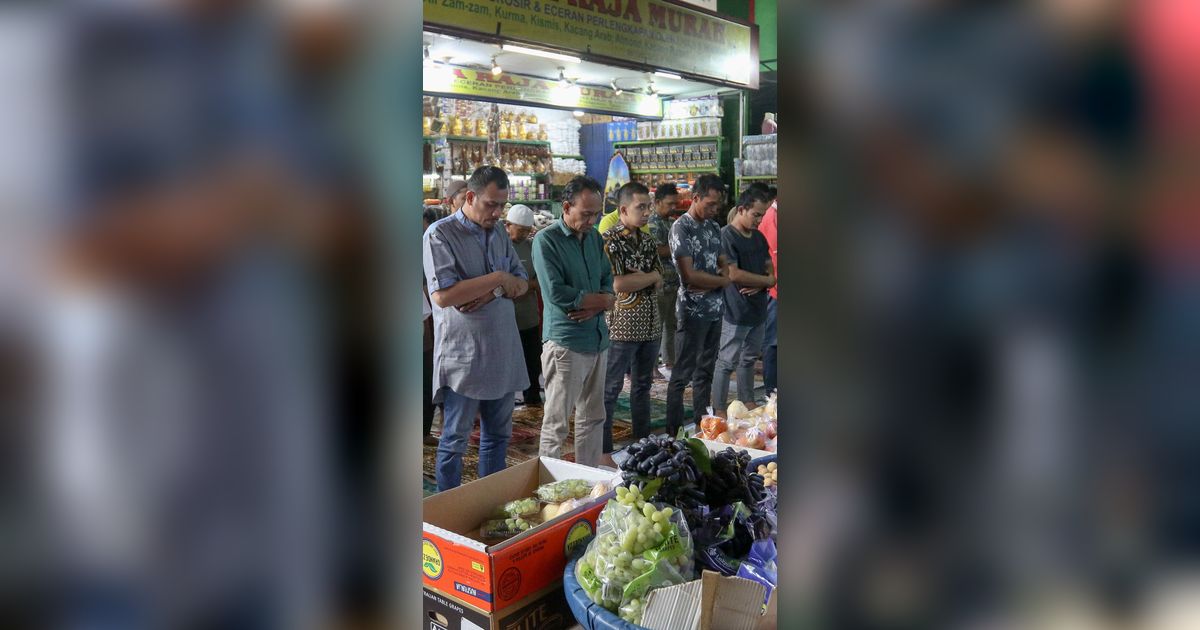 FOTO: Suasana Jumatan Pertama Ramadan di Pasar Tanah Abang, Pengunjung dan Pedagang Salat di Antara Kios-Kios