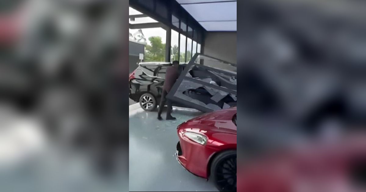 VIDEO: Momen Xpander Tabrak Porsche Rp8,9 M Hingga Remuk, Pemilik Showroom Buka Suara