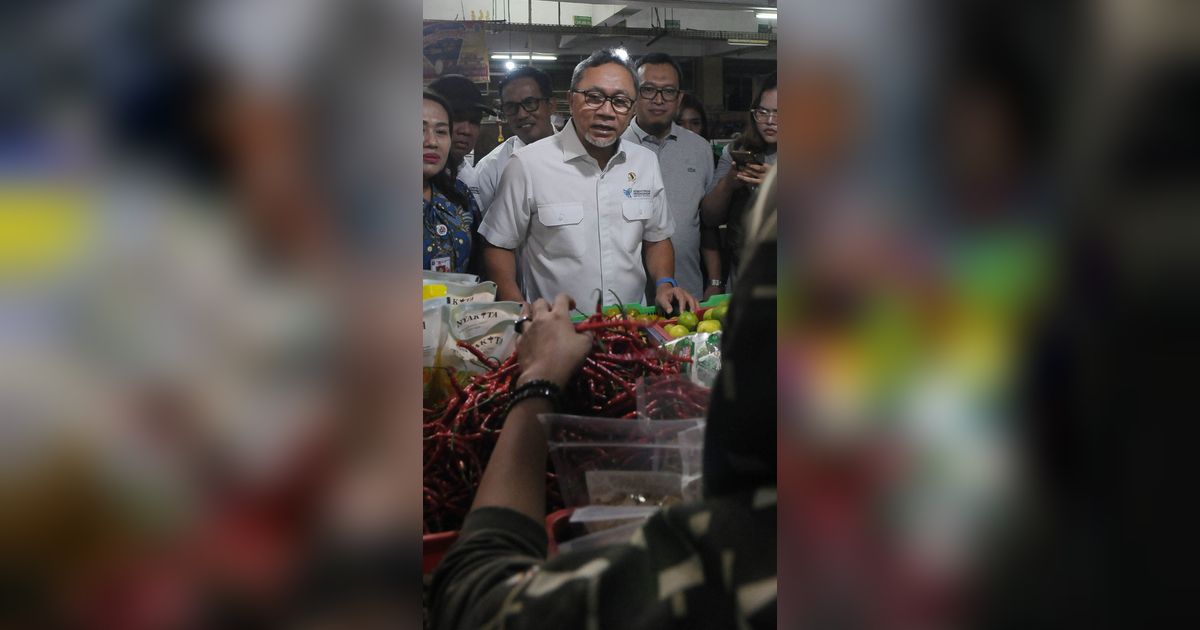 FOTO: Mendag Zulhas Sidak Pasar Kramat Jati Pastikan Ketersediaan Bahan Pokok