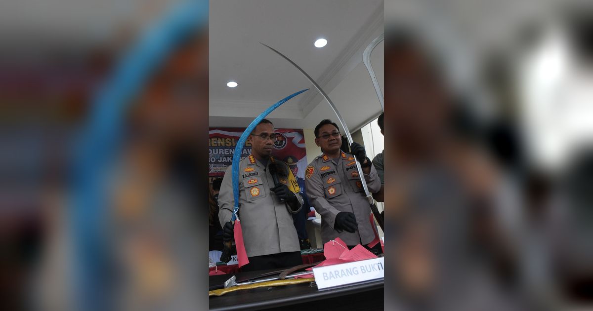 FOTO: Polisi Bekuk Pelaku Tawuran Antar Geng yang Tewaskan 1 Orang, Celurit-Celurit Panjang Diamankan