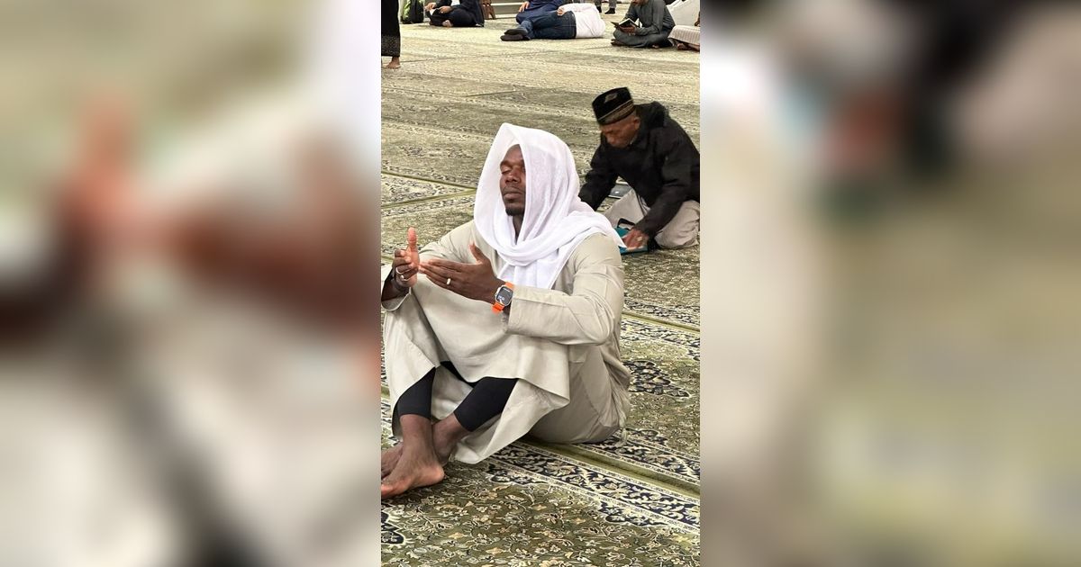 Viral Postingan Paul Pogba Khusyuk Berdoa di Masjid, Netizen Salfok Sosok Bapak Berpeci Hitam Mirip Orang Indonesia di Belakangnya