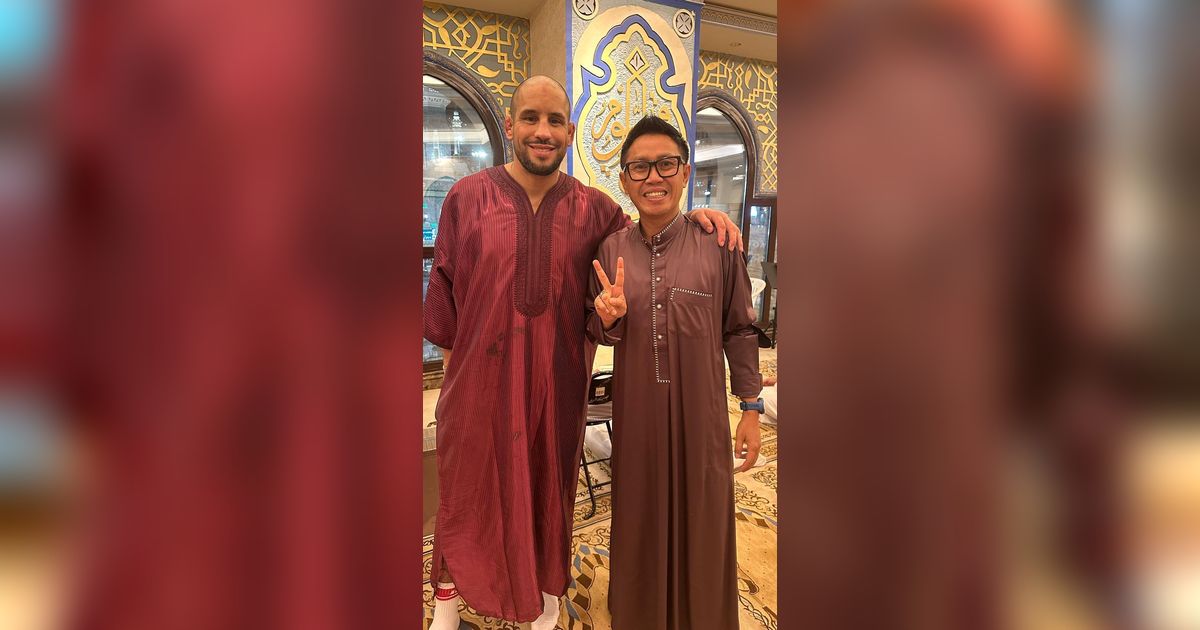 Potret Eko Patrio Bertemu dengan Atlet UFC Dunia saat Umrah di Tanah Suci, ini Sosoknya