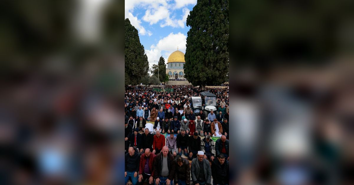 FOTO: Penampakan 80 Ribu Warga Palestina Banjiri Masjid Al Aqsa untuk Salat Jumat Pertama Ramadan