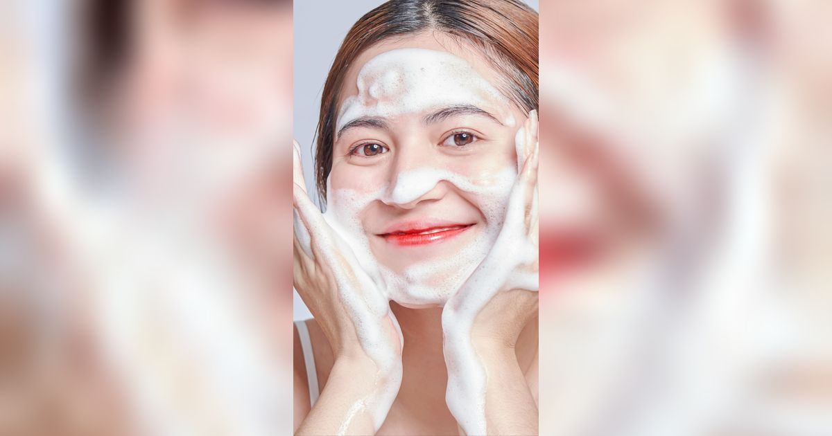 Trik Bersihkan Makeup dengan Micellar Water Tanpa Kapas