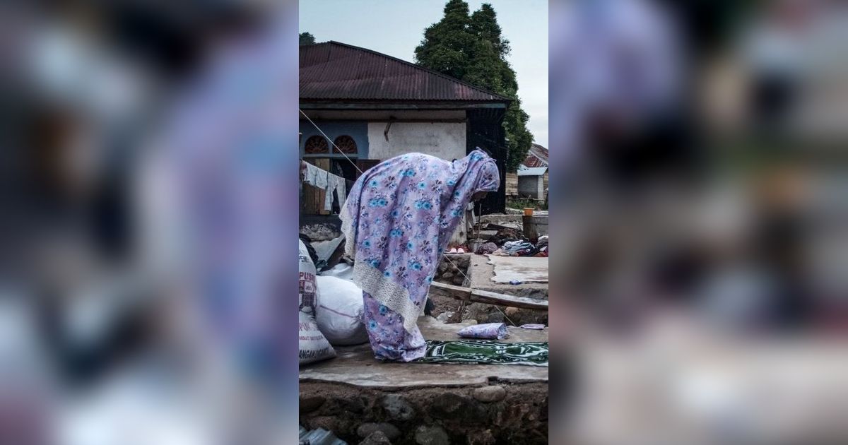FOTO: Potret Korban Banjir Bandang Sumatera Barat Berbuka Puasa Ramadan di Dekat Reruntuhan Rumahnya