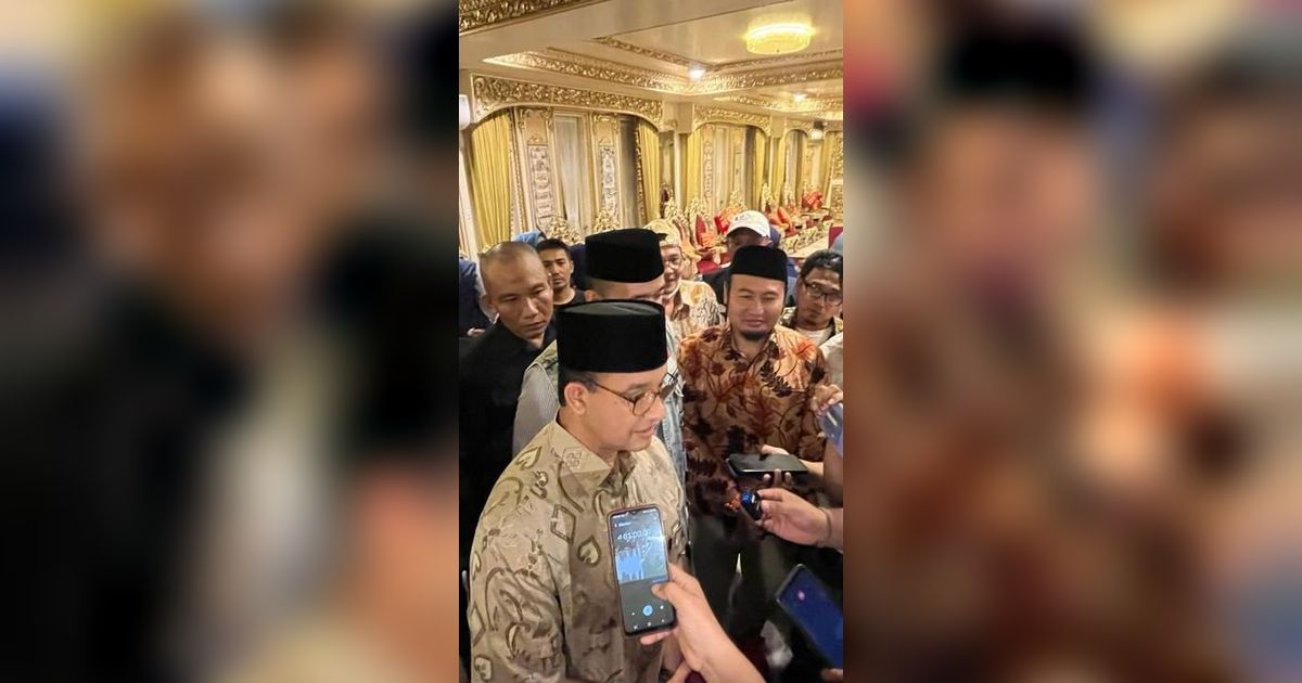 Momen Anies Baswedan Diteriaki Presiden Usai Salat Tarawih di Sumbar