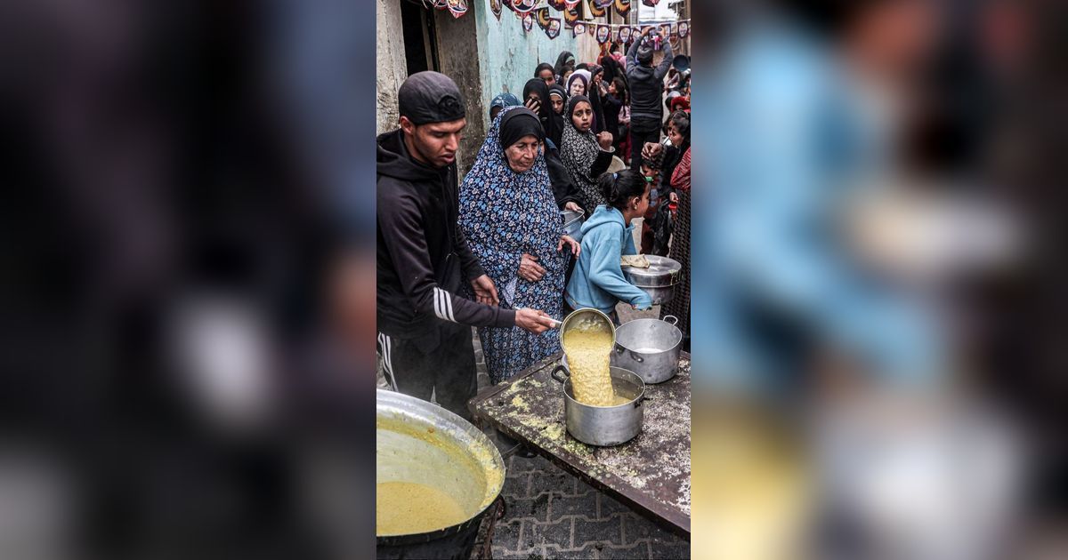 FOTO: Melihat Dapur Umum di Rafah Gaza Selatan Tempat Anak-Anak dan Pengungsi Palestina Menunggu Makanan untuk Buka Puasa