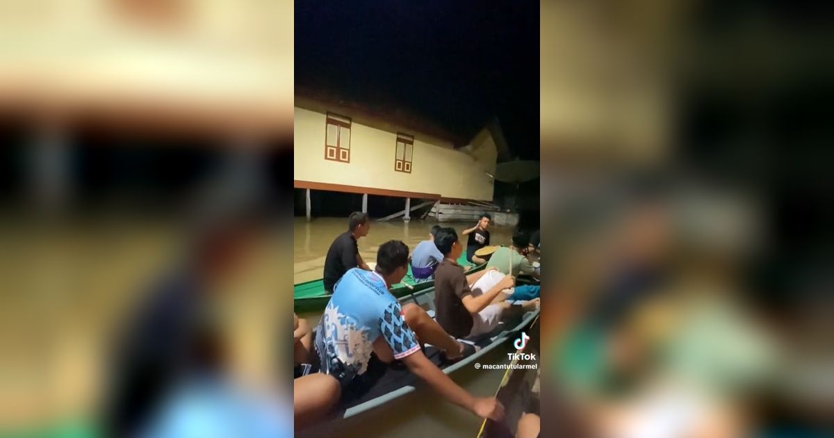 Viral Momen Pemuda di Jambi Bangunkan Sahur Pakai Perahu karena Banjir, Begini Aksi Mereka