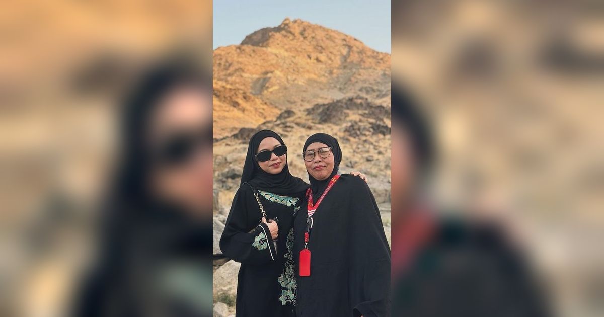 Terkagum dan Tak Pernah Berhenti Bersyukur, Ini 8 Potret Lady Rara Saat Lakukan Umrah Bareng Sang Ibunda