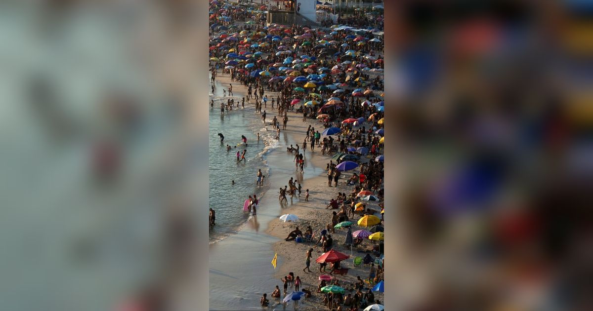 FOTO: Potret Kepadatan Pantai Rio de Janeiro yang Diserbu Warga di Tengah Gelombang Panas, Suhu 60 Derajat Celcius Sempat Melanda Brasil