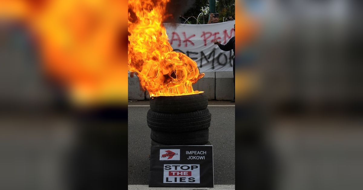 VIDEO: Situasi Terkini Demo Panas Depan KPU, Massa Sampai Bakar Ban