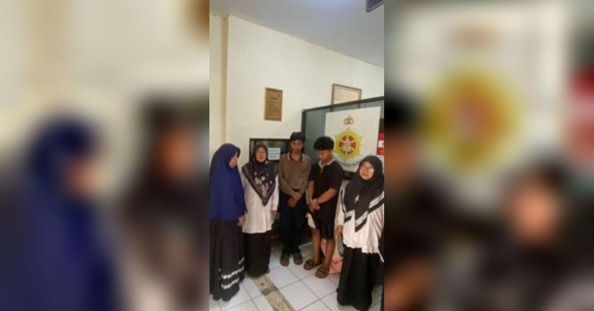 Garang Bawa Pedang di Jalan, Tiga Remaja Tertunduk Lemas saat Bertemu Ibu usai Diciduk Polisi