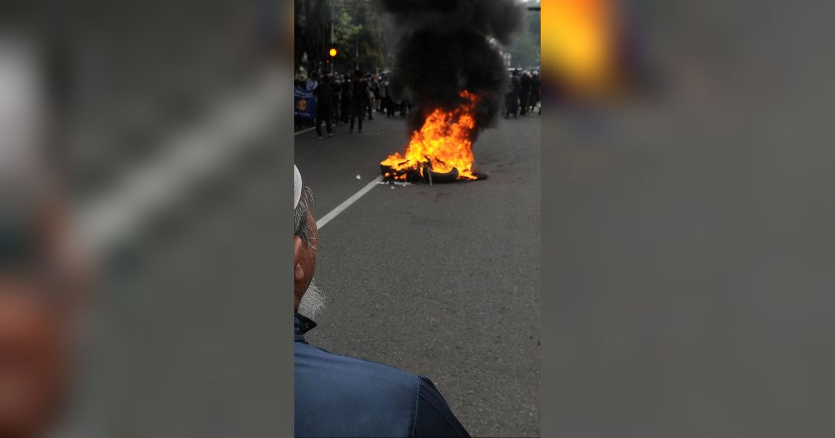 VIDEO: Makin Memanas Pendemo Bakar Spanduk Gambar Jokowi Depan KPU