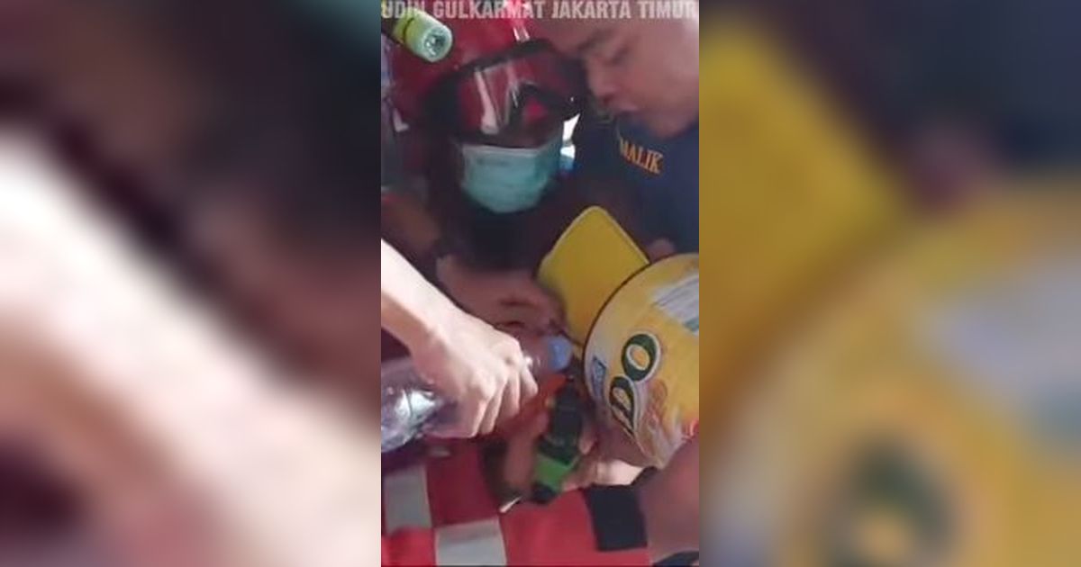 Viral Kepala Bocah Tersangkut Kaleng Susu, Aksi Evakuasi Damkar Curi Perhatian