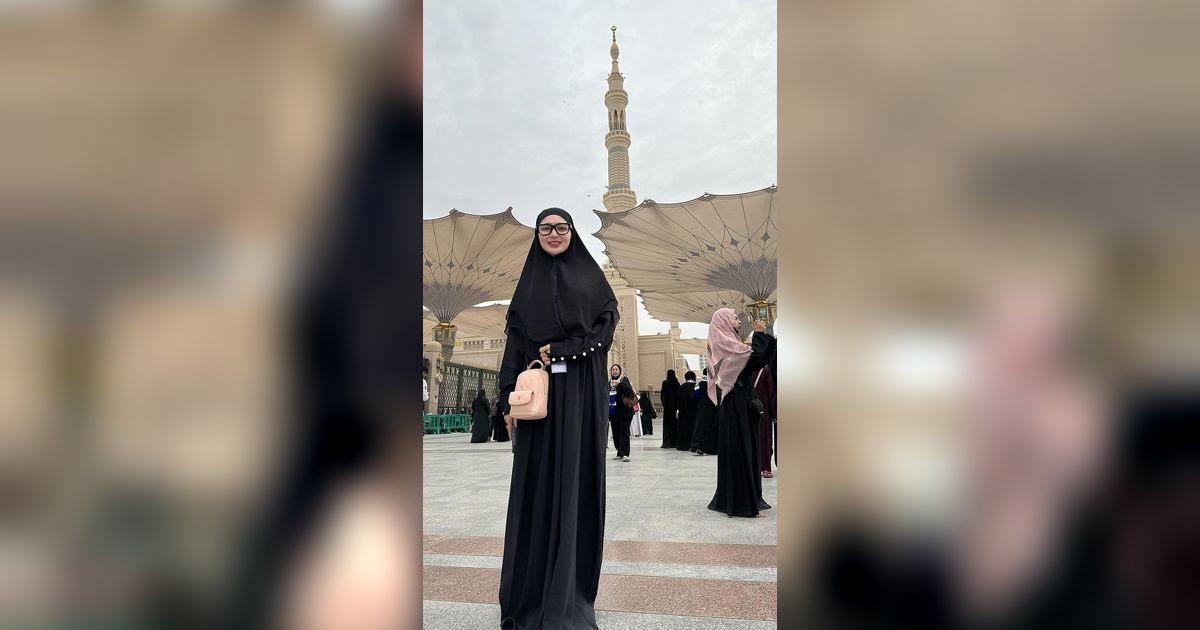 8 Potret Wika Salim Umroh Bareng Keluarga di Bulan Ramadan yang Bikin Pangling