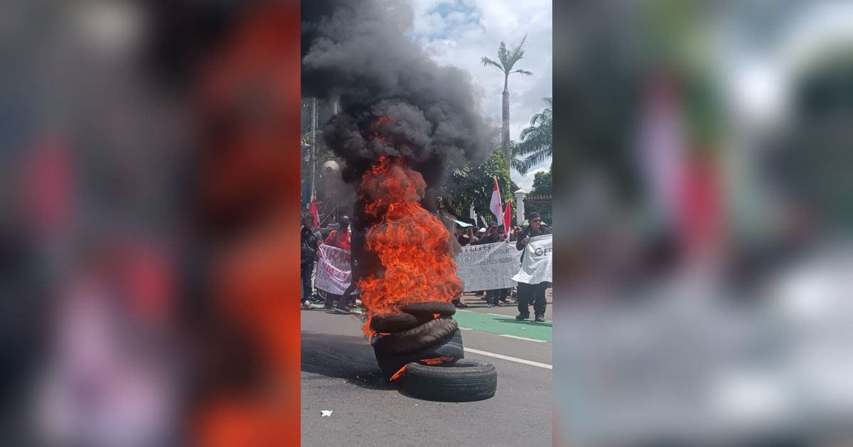 Masih Ada Demo Depan DPR, Jalan Gatot Subroto ke Slipi Dialihkan!