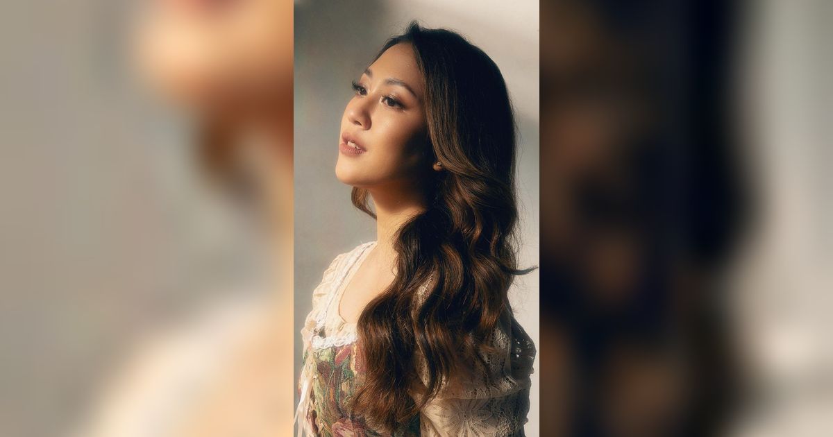 Cantiknya Bikin 'Meleyot', Makeup Serba Nude Pancarkan Aura Sherina