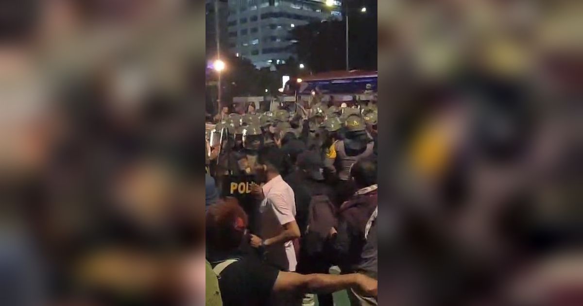 Sempat Memanas, Massa Demo di Depan Gedung DPR Dibubarkan Paksa Polisi