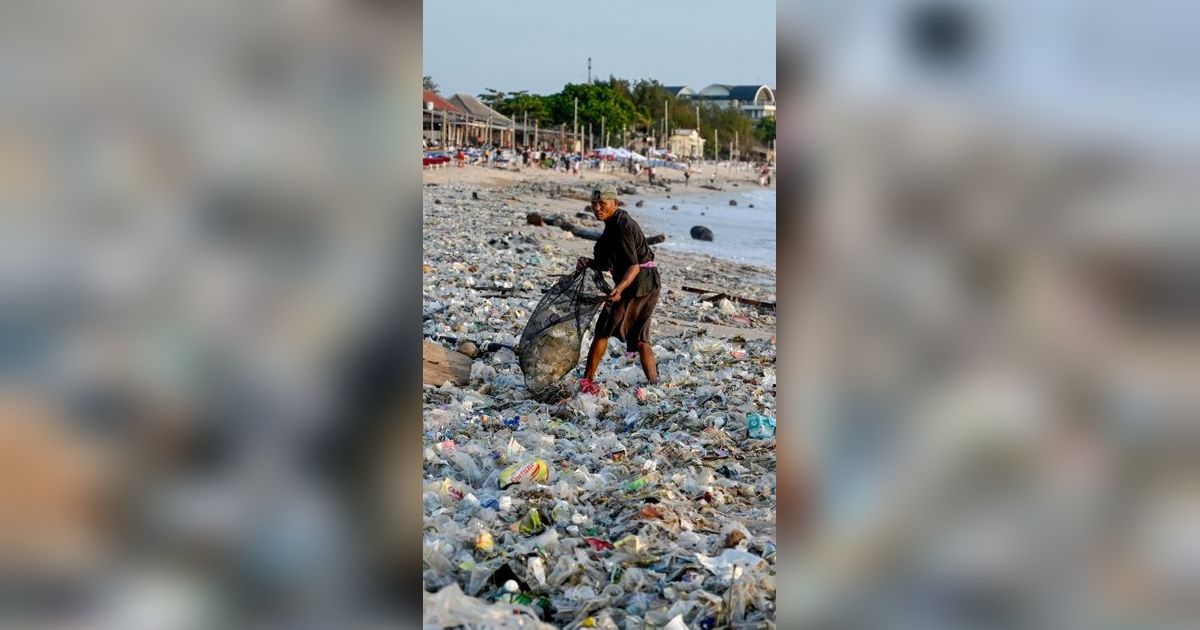 FOTO: Penampakan Hamparan Sampah Plastik Rusak Keindahan Pantai Kedonganan Bali