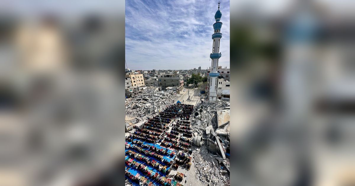 FOTO: Ketabahan Warga Palestina di Rafah Menjalankan Ibadah Salat Jumat di Dekat Masjid yang Hancur Dibom Israel